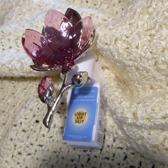 Bath & body works flower wallflower plugin - Picture 3 of 11